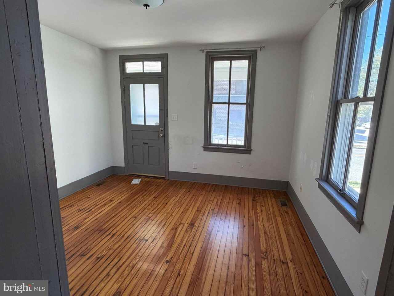 137 N Stratton St - Photo 2 of 11