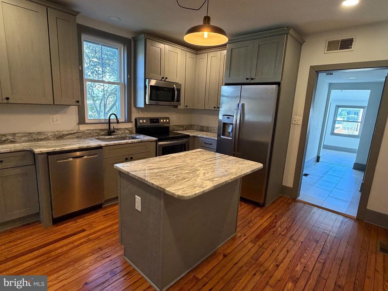 137 N Stratton St - Photo 3 of 11