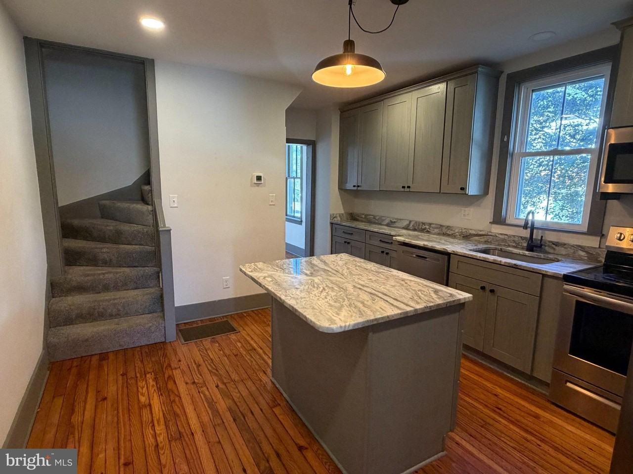 137 N Stratton St - Photo 4 of 11