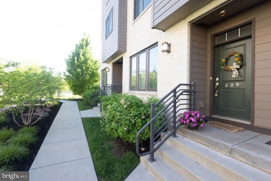 609 Lakeview Ct - Photo 3 of 50