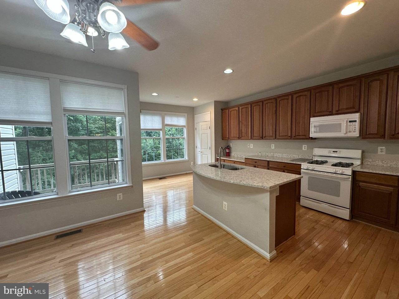 43115 Forest Edge Sq - Photo 4 of 26