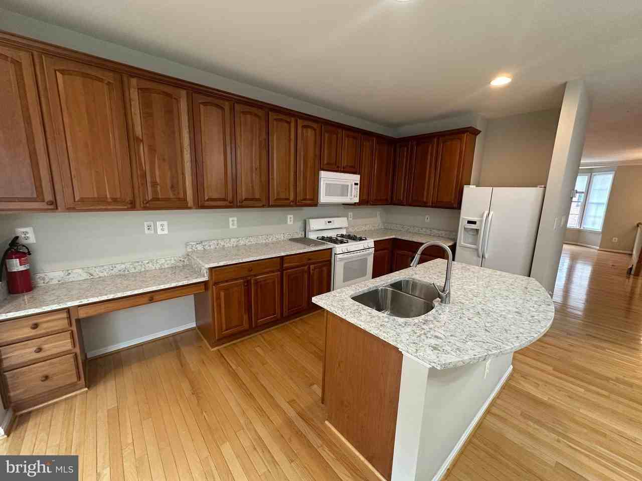 43115 Forest Edge Sq - Photo 6 of 26