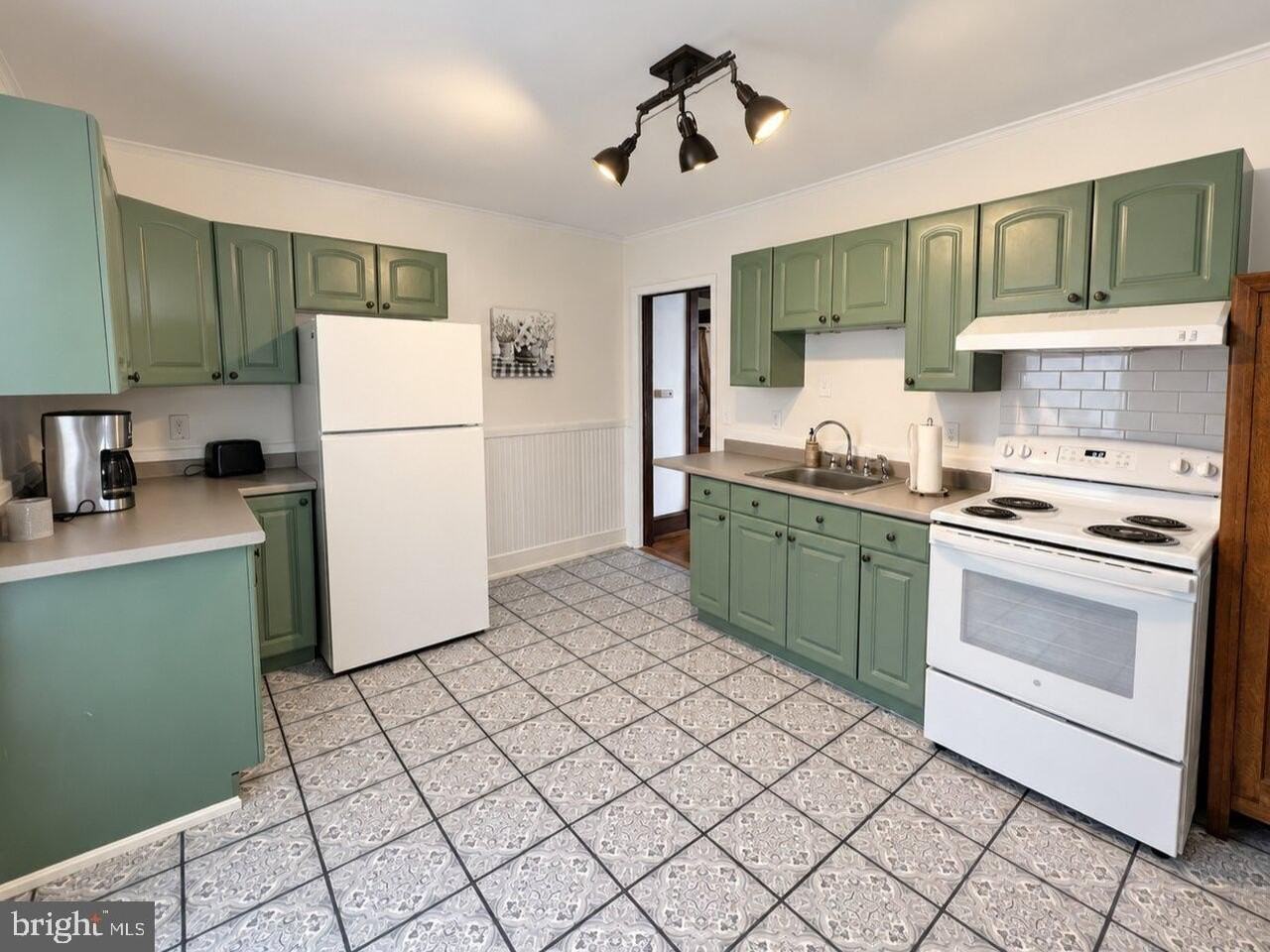 113 N Church St - Photo 5 of 20