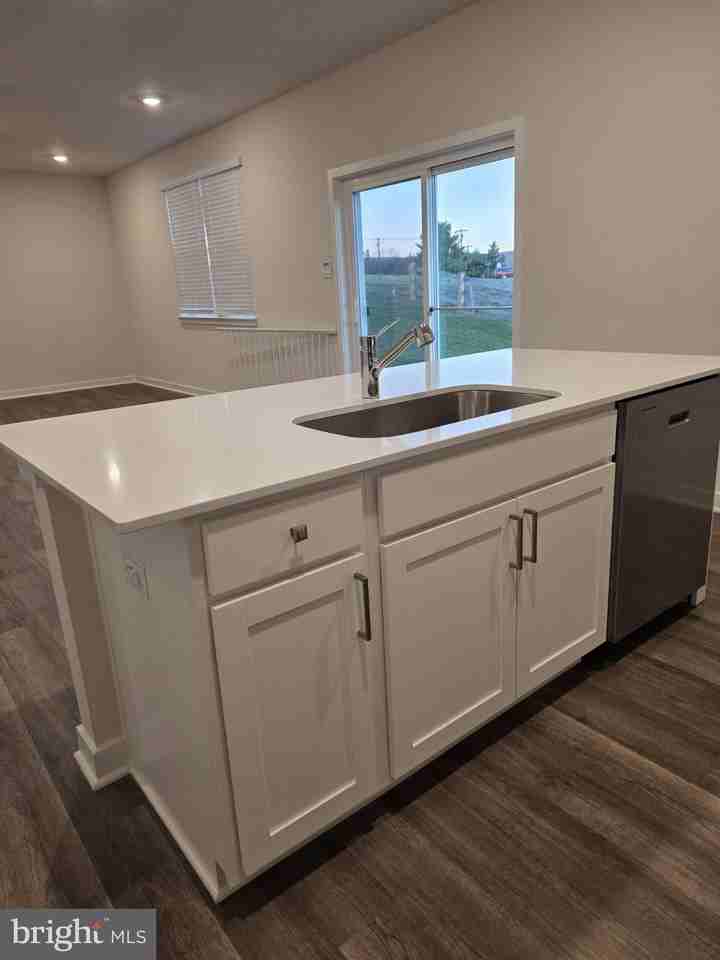 301 Eclipse St - Photo 4 of 33