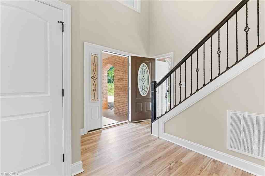 160 Tullyries Ln - Photo 6 of 18