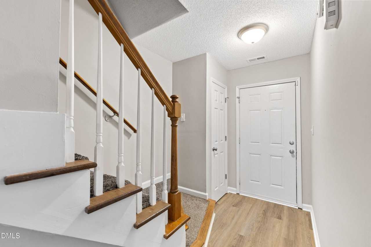 615 Moore St - Photo 4 of 39