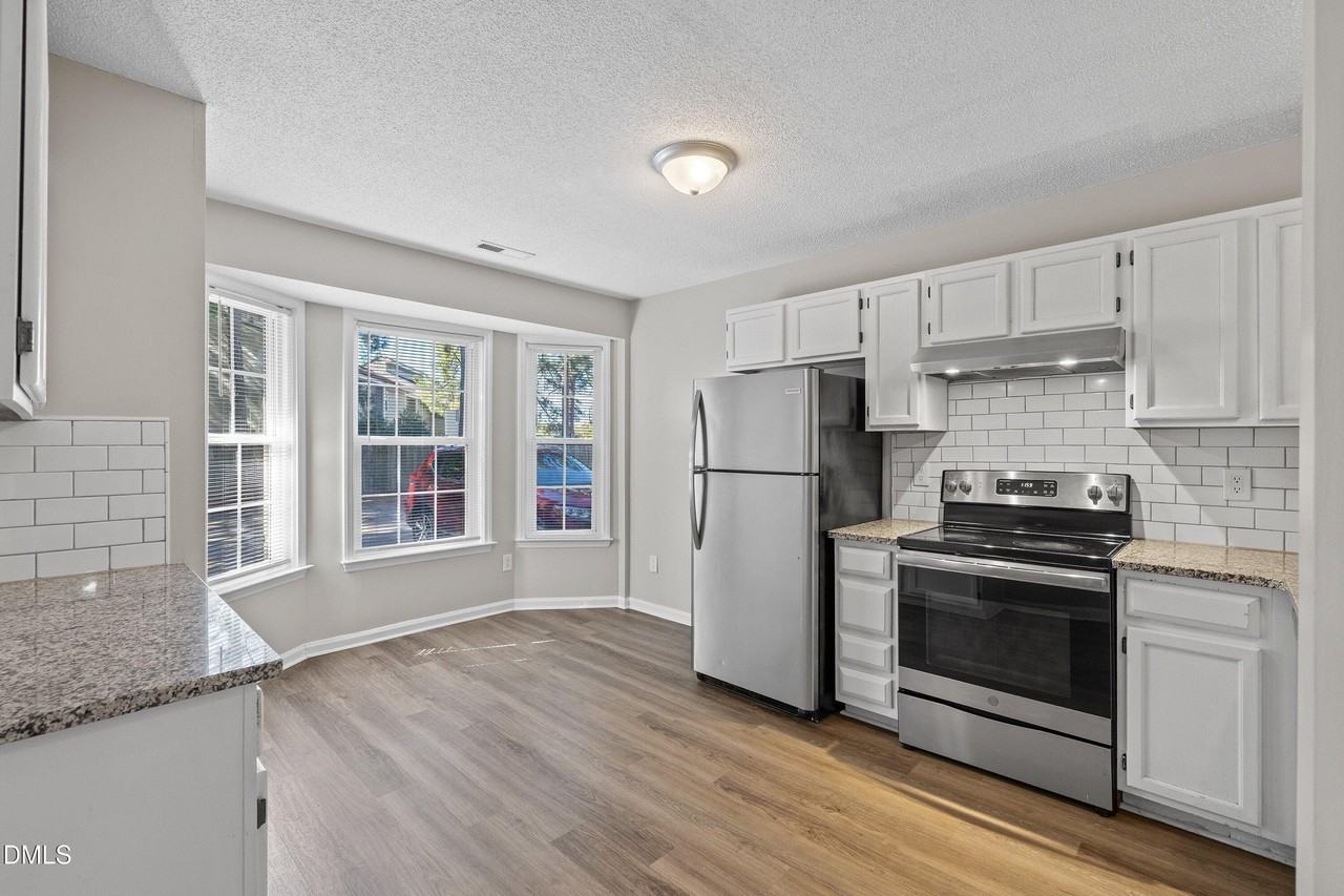 615 Moore St - Photo 5 of 39