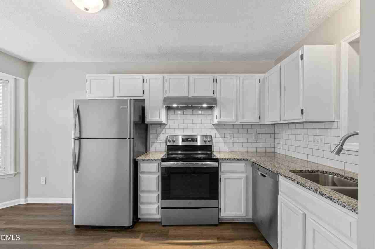 615 Moore St - Photo 6 of 39