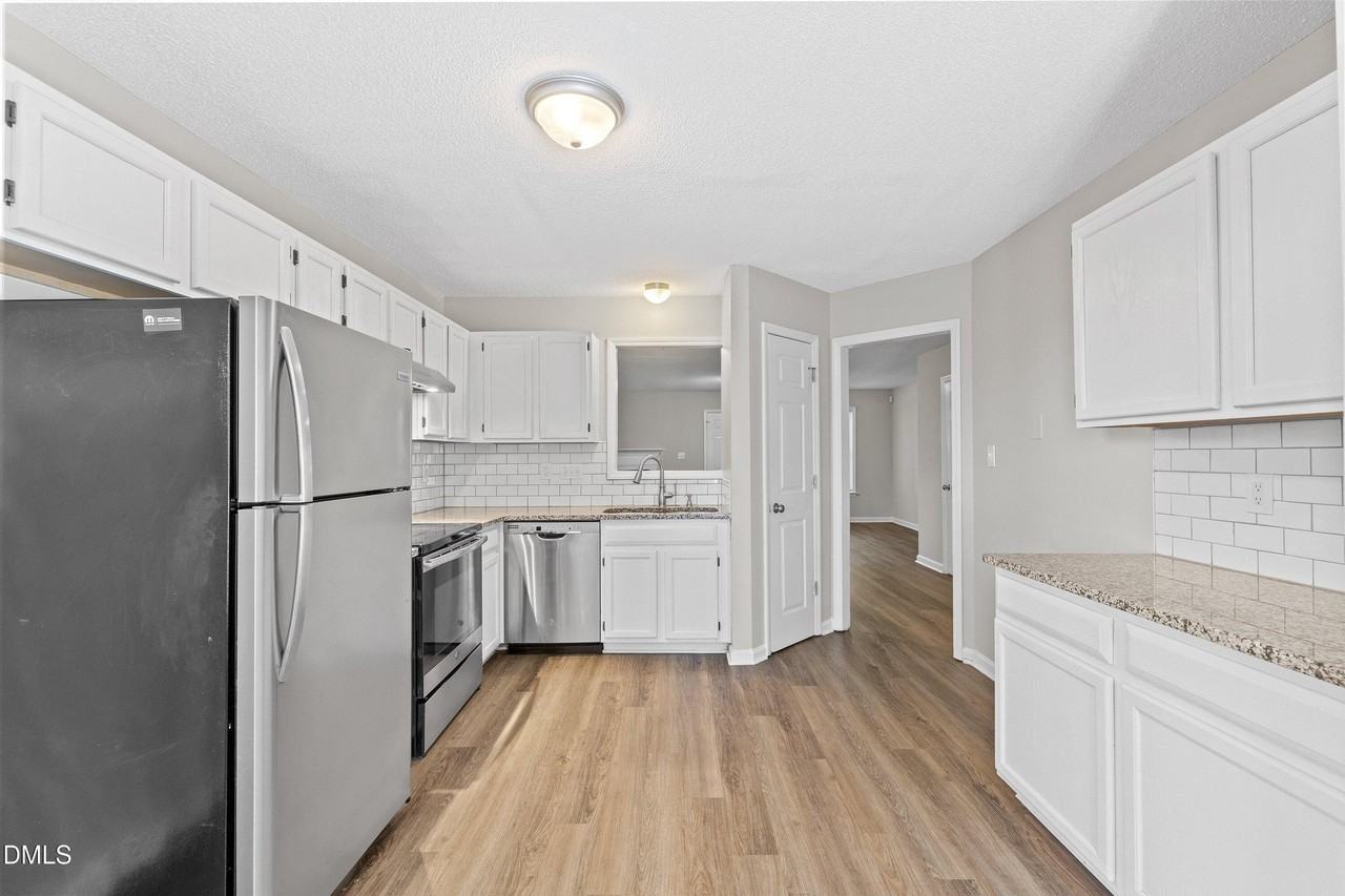 615 Moore St - Photo 7 of 39