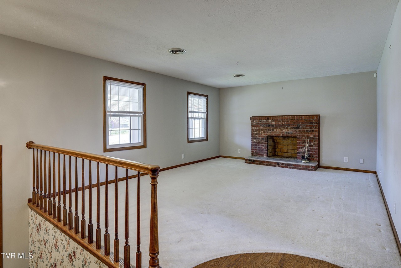 145 Keystone Dr - Photo 4 of 19