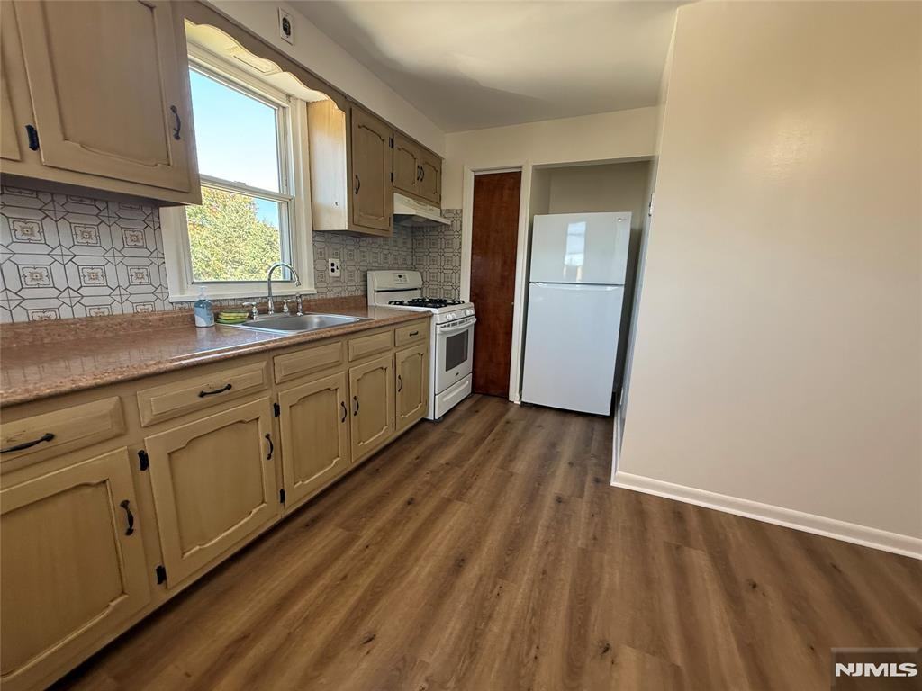 177 Phillips Ave - Photo 2 of 19