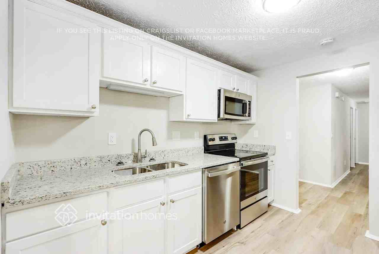 5330 Martins Crossing Rd - Photo 4 of 14