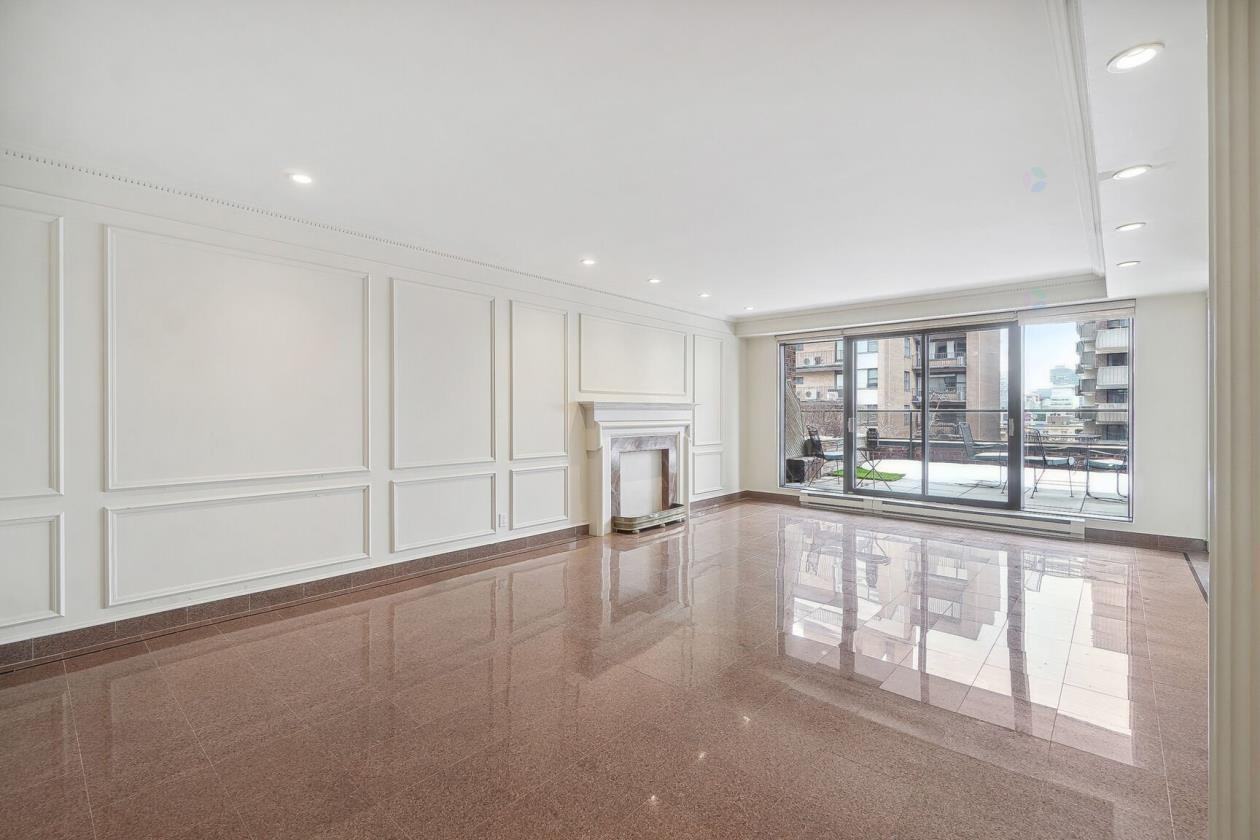 1515 Avenue du Docteur-Penfield #502 - Photo 2 of 13