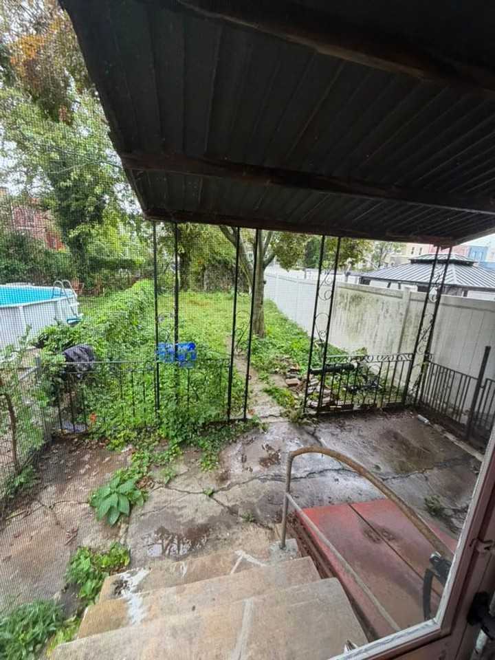1327 Chase St - Photo 4 of 16