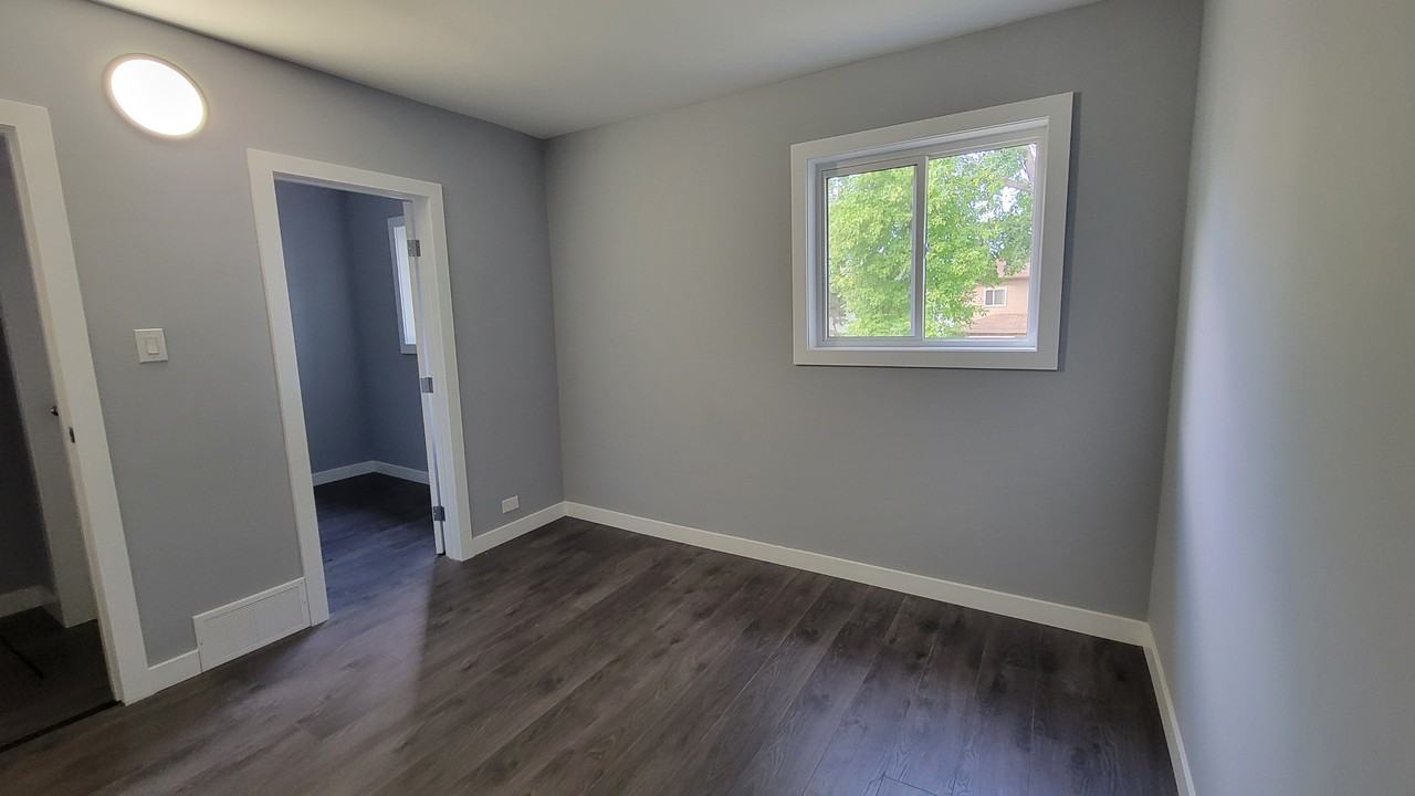 586 Machray Ave - Photo 6 of 13