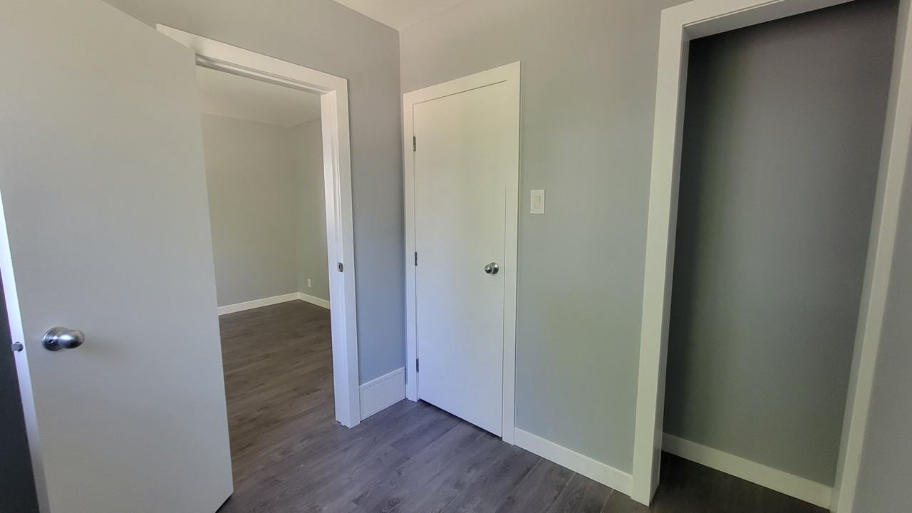 586 Machray Ave - Photo 7 of 13