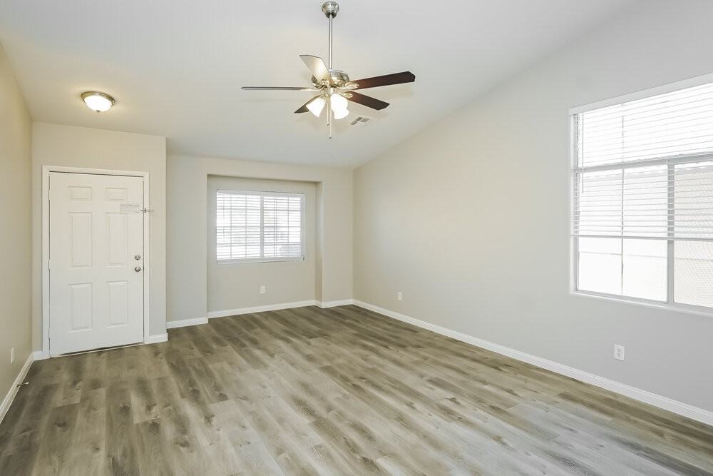 5029 W El Campo Grande Ave - Photo 5 of 16