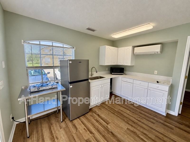 538 Washington Palm Loop #B - Photo 3 of 9