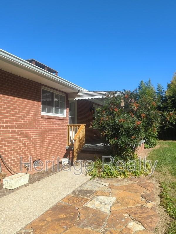 8108 Bennington Dr - Photo 4 of 32