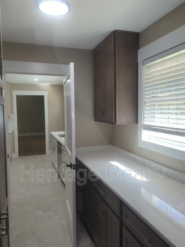 8108 Bennington Dr - Photo 7 of 32