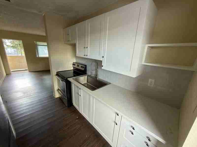 550 S John Young Pkwy #5 - Photo 3 of 7