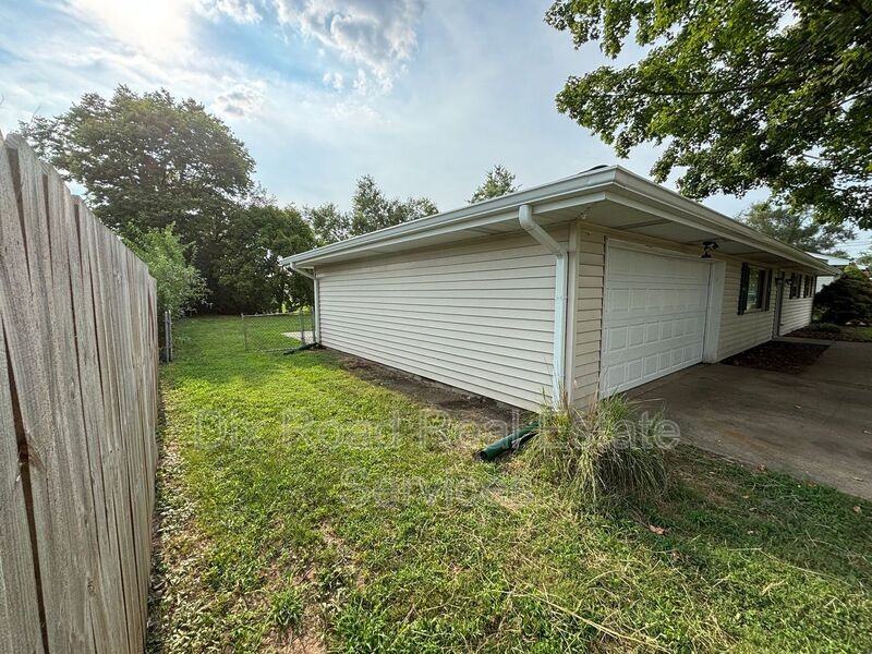 813 Leora St - Photo 3 of 20
