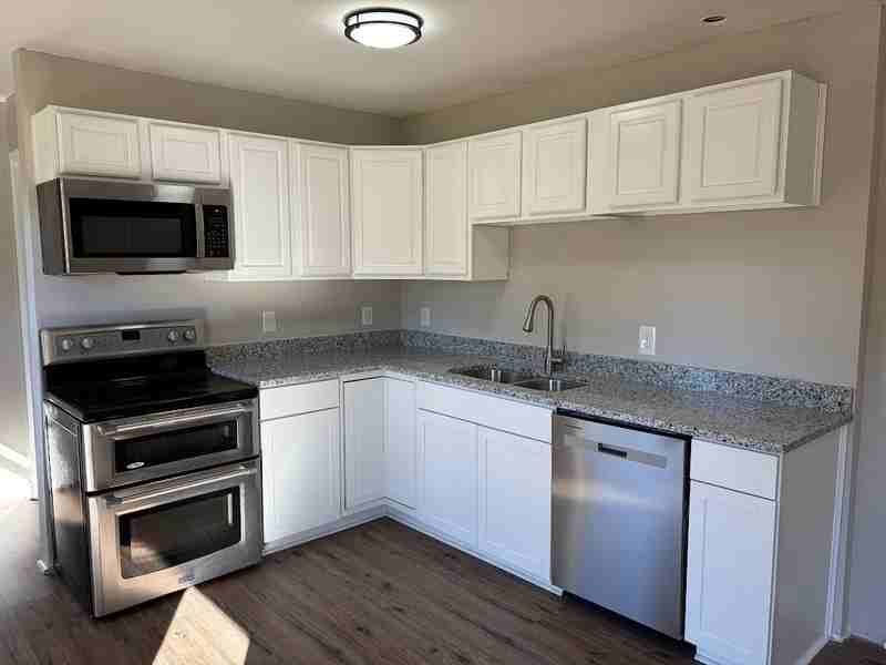 1831 Oakwood Ave Ne - Photo 2 of 11