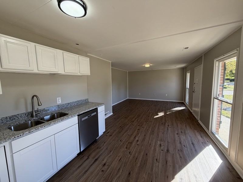 1831 Oakwood Ave Ne - Photo 4 of 11