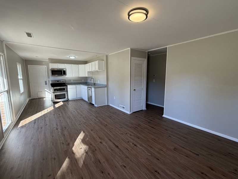 1831 Oakwood Ave Ne - Photo 5 of 11