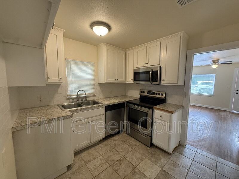 621 E Latimer Ct - Photo 6 of 15