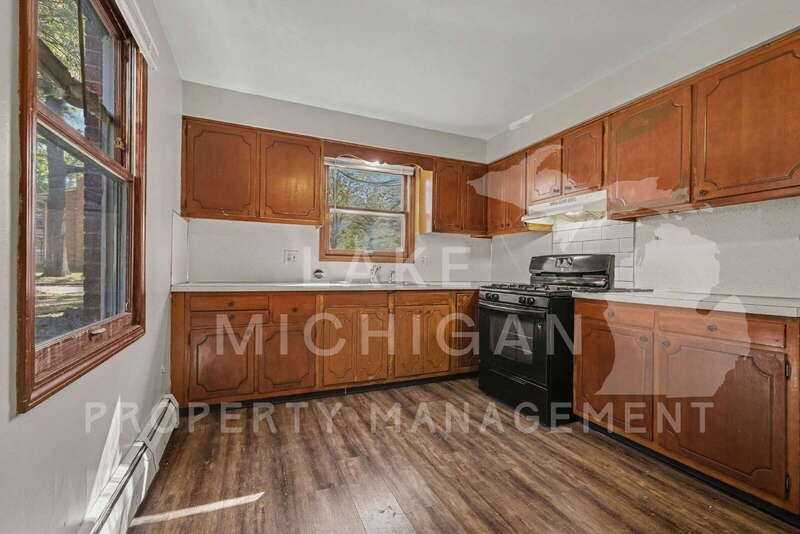 3224 Marshall Ave Se - Photo 3 of 12