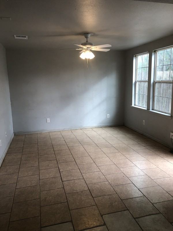 422 W Lott Ave - Photo 5 of 8