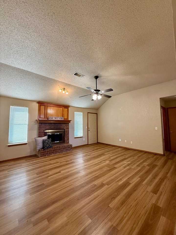 825 Glenwood Dr - Photo 3 of 27