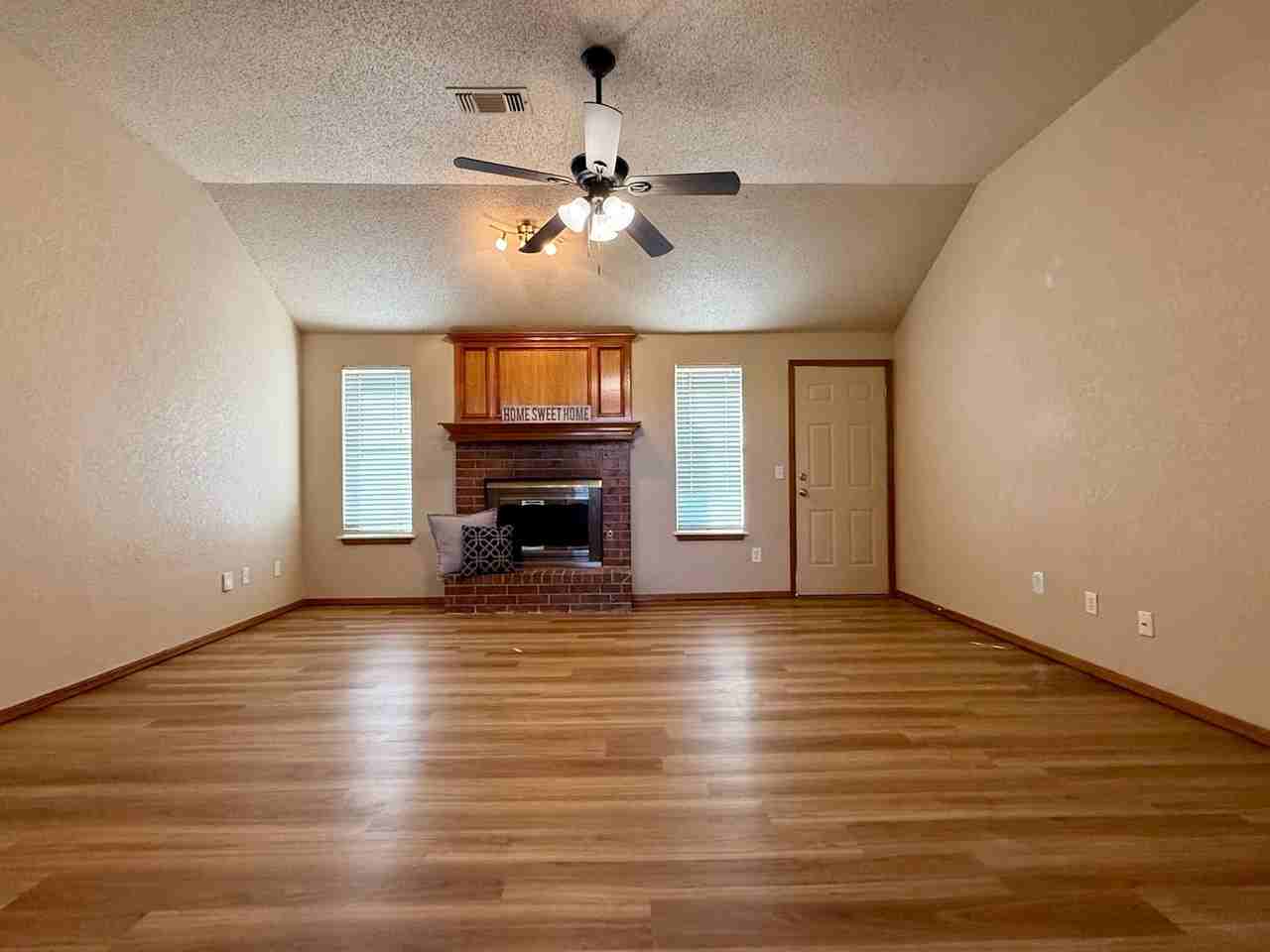 825 Glenwood Dr - Photo 4 of 27