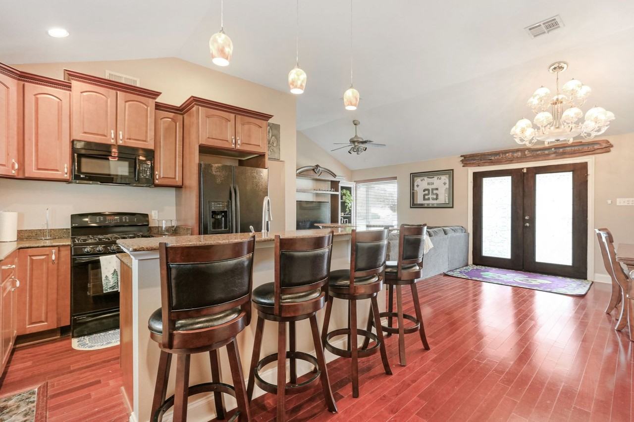605 Community St - Photo 2 of 15