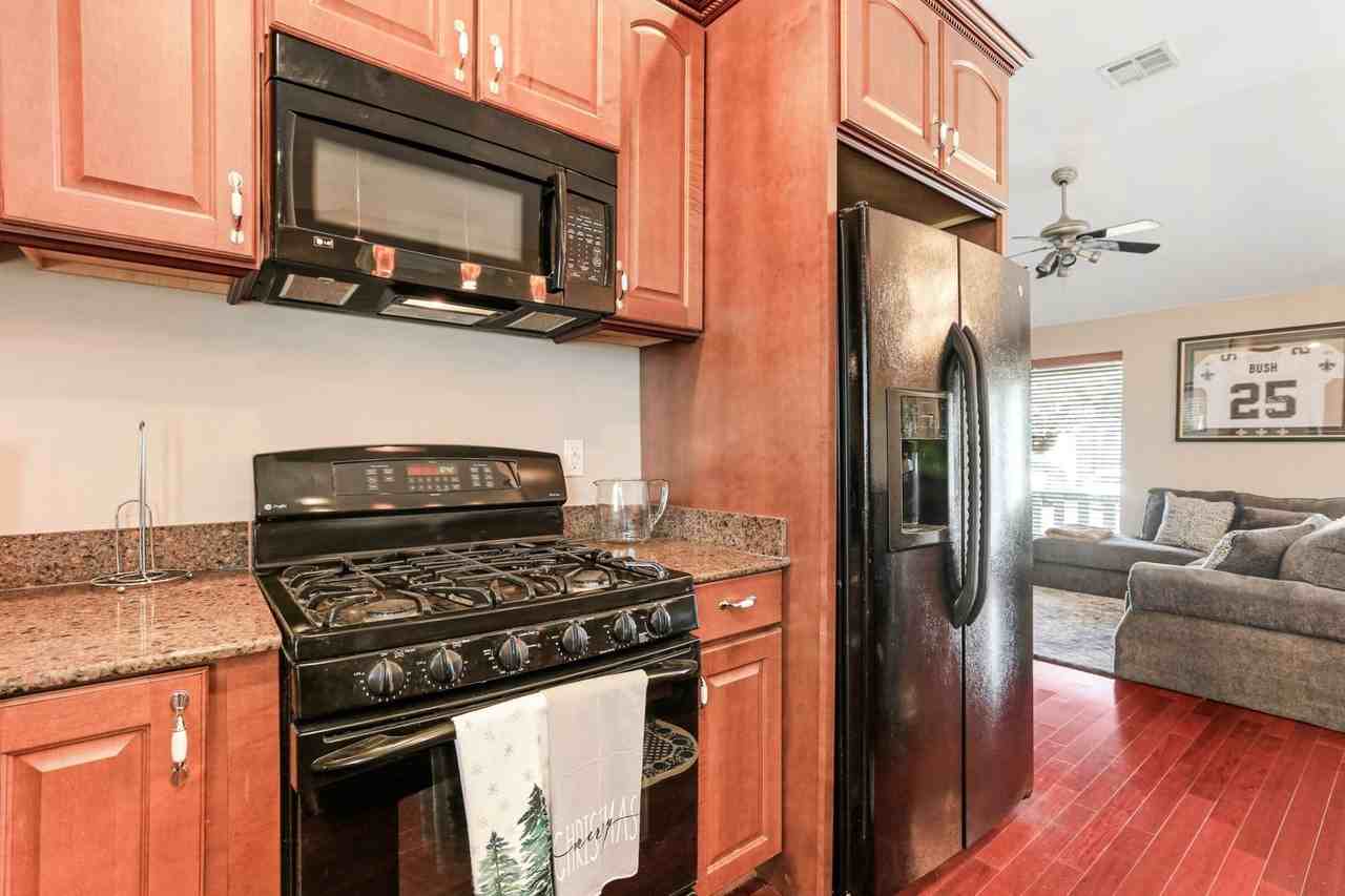 605 Community St - Photo 3 of 15