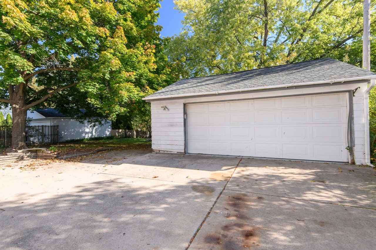 8660 N 53rd St - Photo 7 of 44