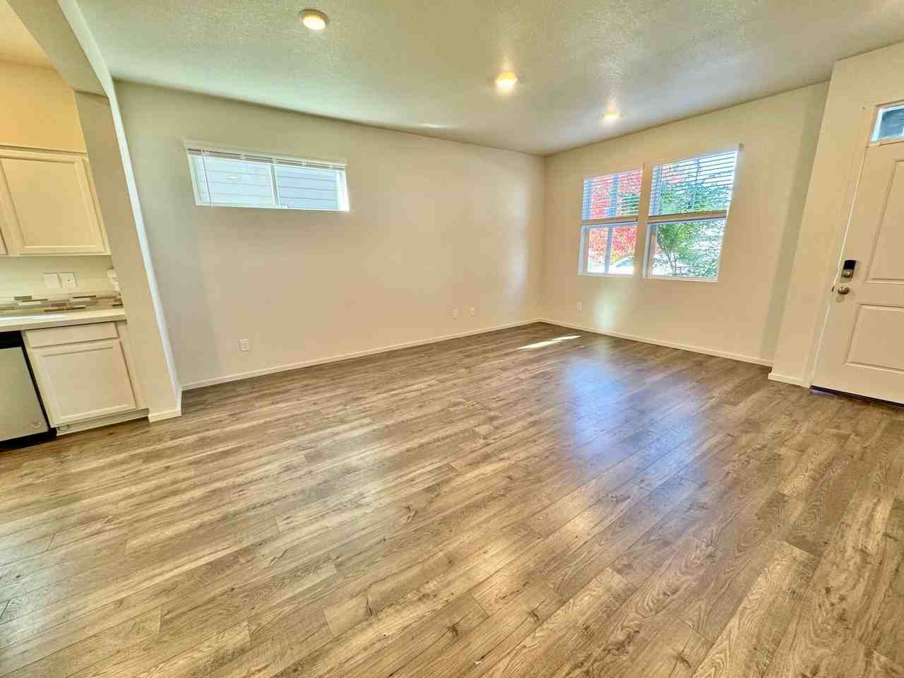 619 Ne 72nd St - Photo 4 of 36