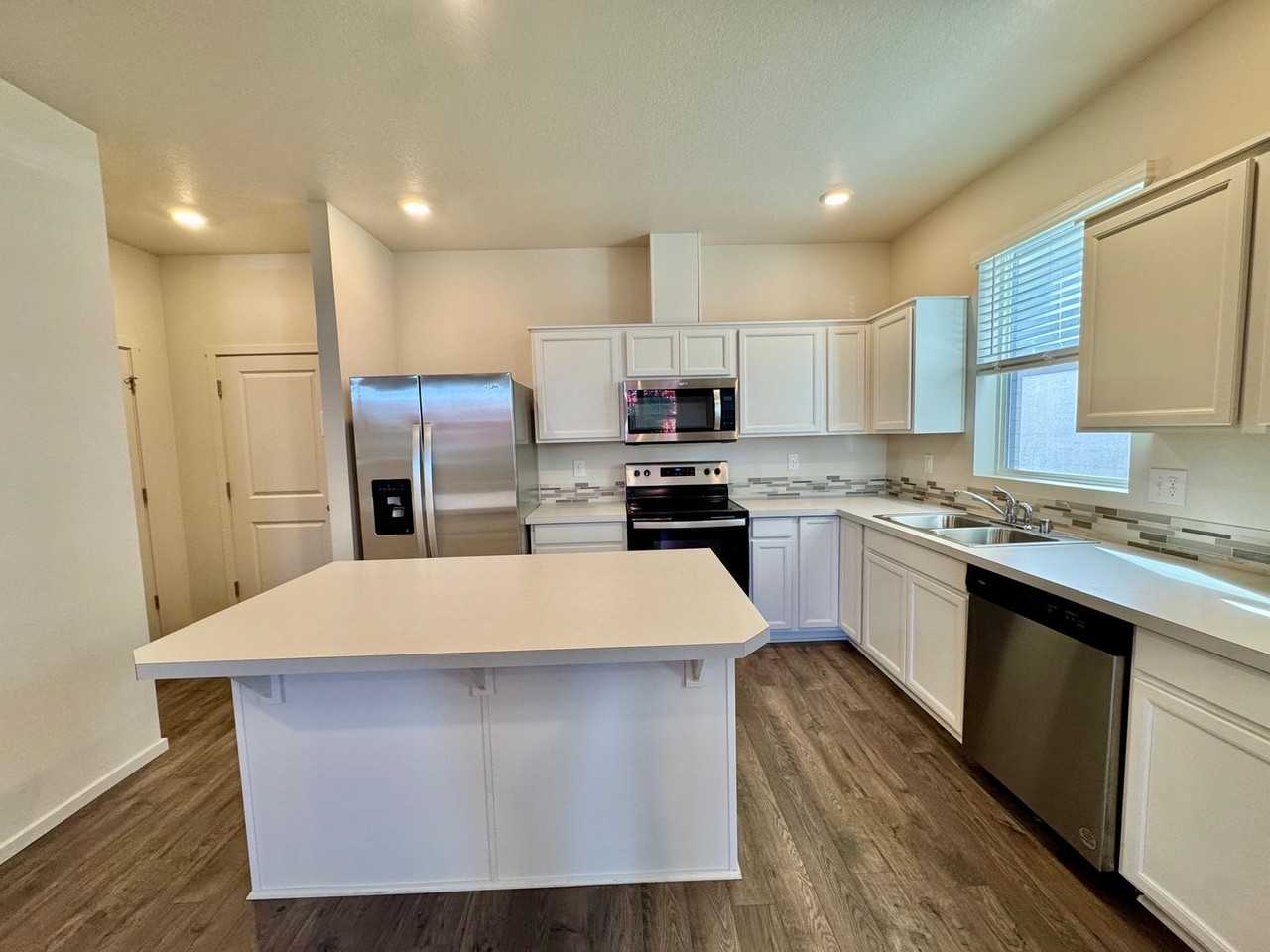 619 Ne 72nd St - Photo 6 of 36