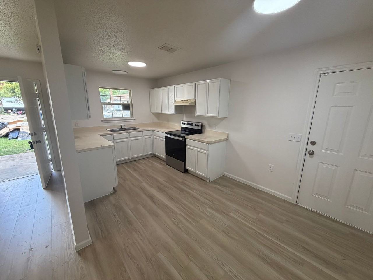 2610 Wilhurt Ave - Photo 5 of 11