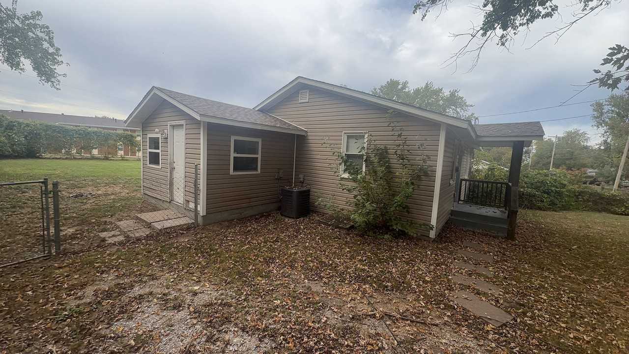 2049 N Columbia Ave - Photo 2 of 10