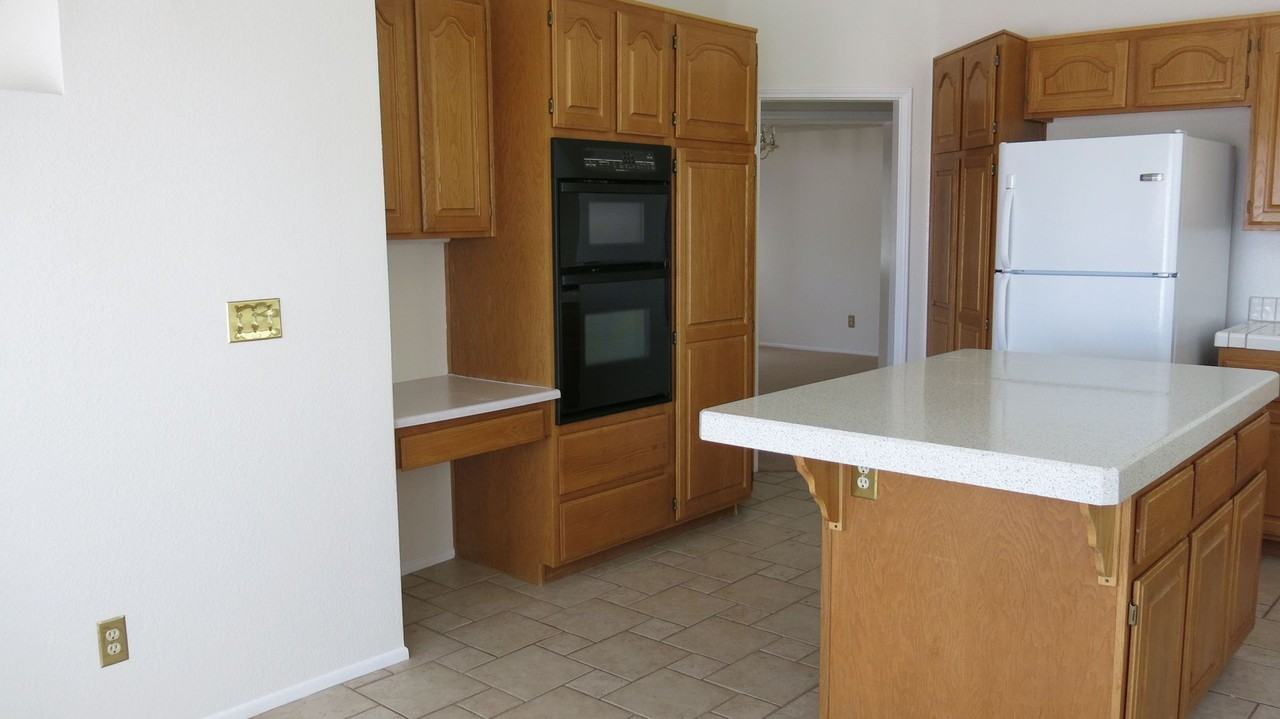 1650 Riviera Ct - Photo 4 of 25