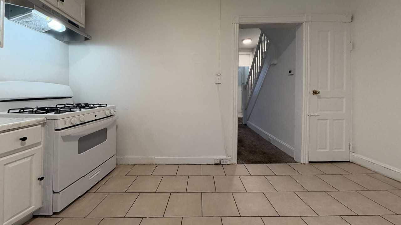 654 N Conestoga St - Photo 5 of 14