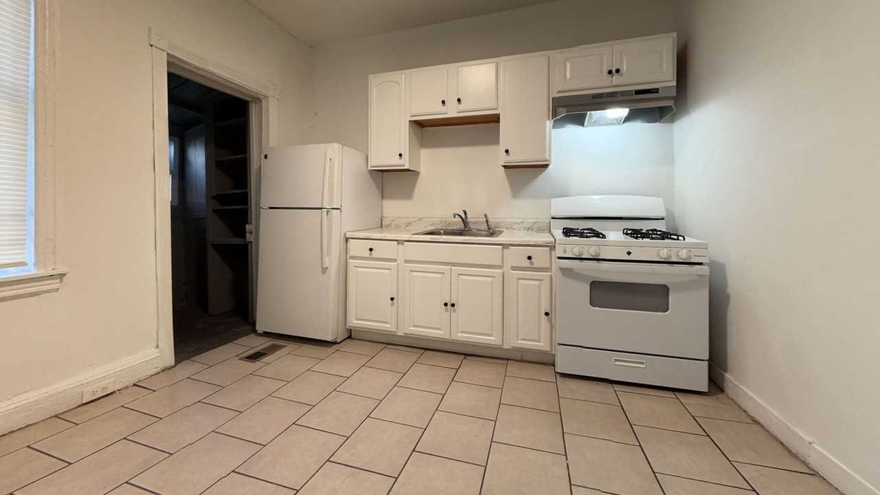 654 N Conestoga St - Photo 6 of 14