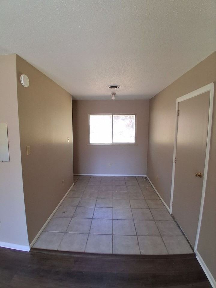810 Short St - Photo 4 of 13