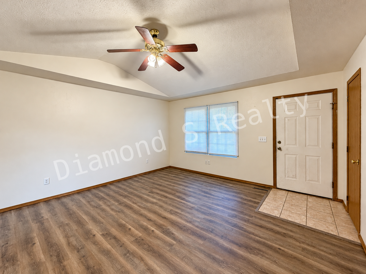 5660 S Stonegate Ave - Photo 3 of 15