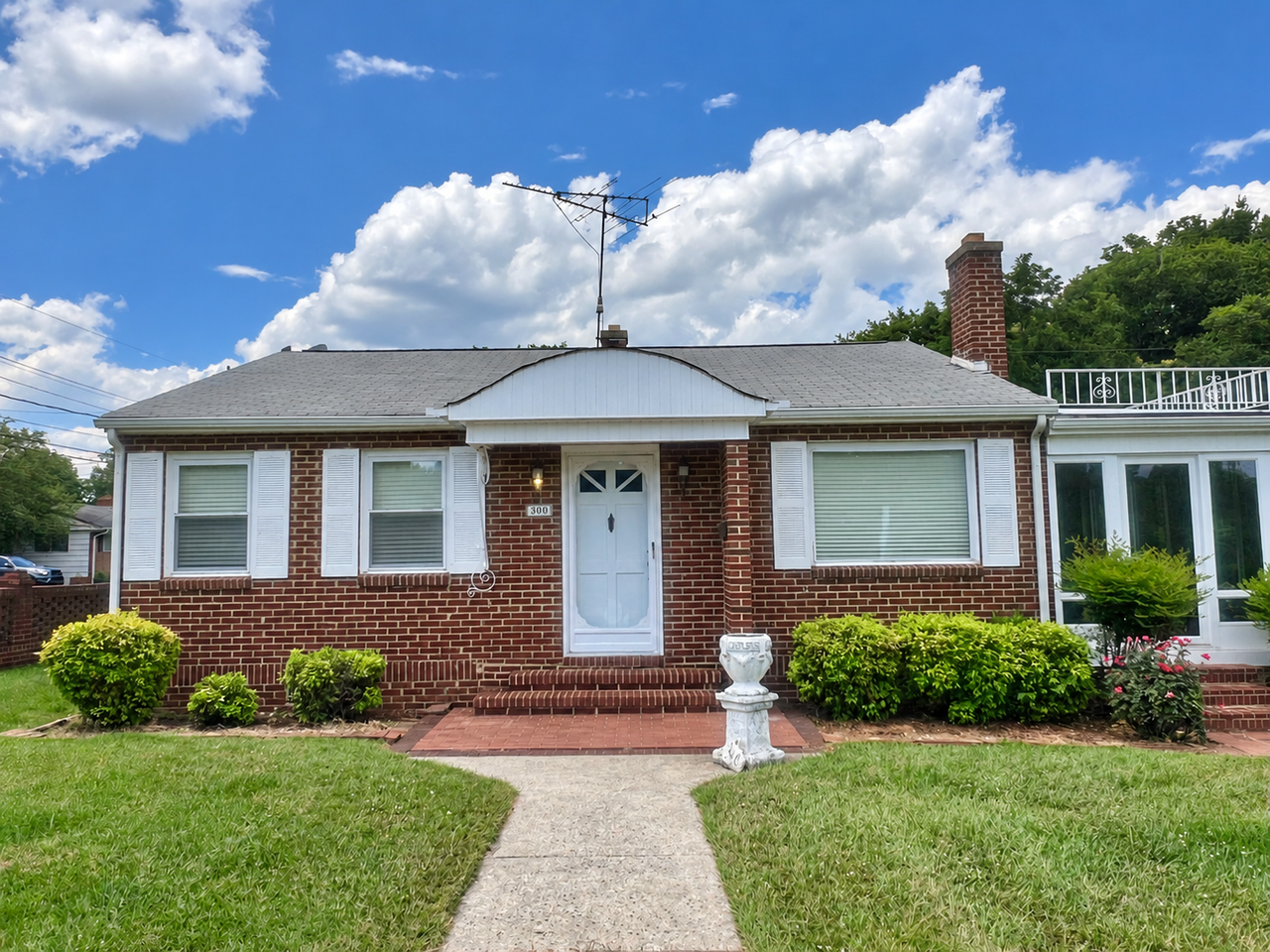 300 E Pine St