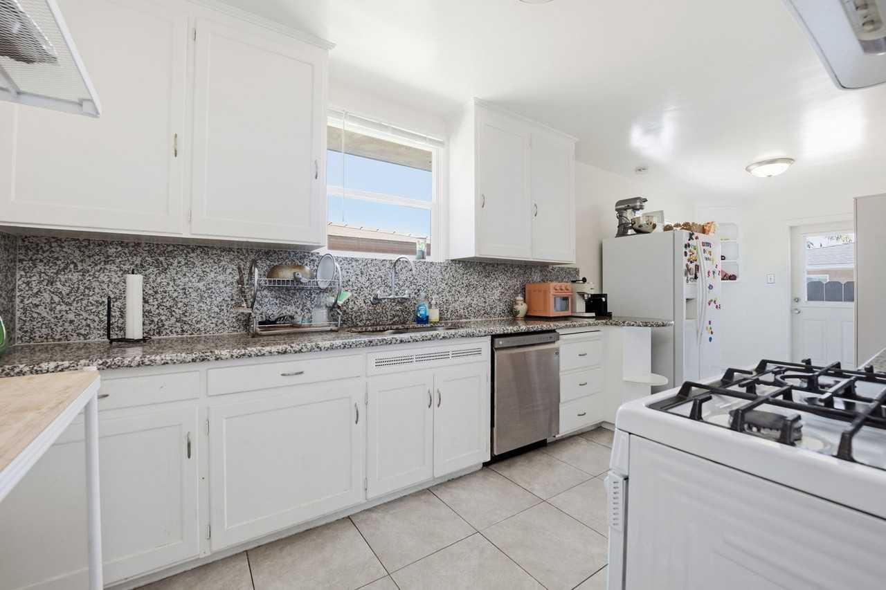 6210 Pembroke Dr - Photo 3 of 21