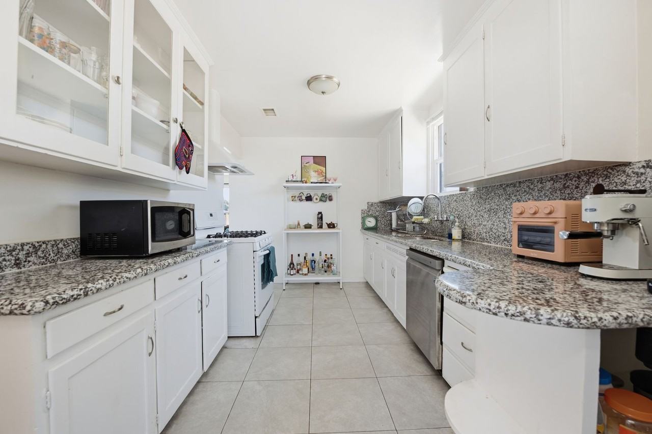 6210 Pembroke Dr - Photo 4 of 21