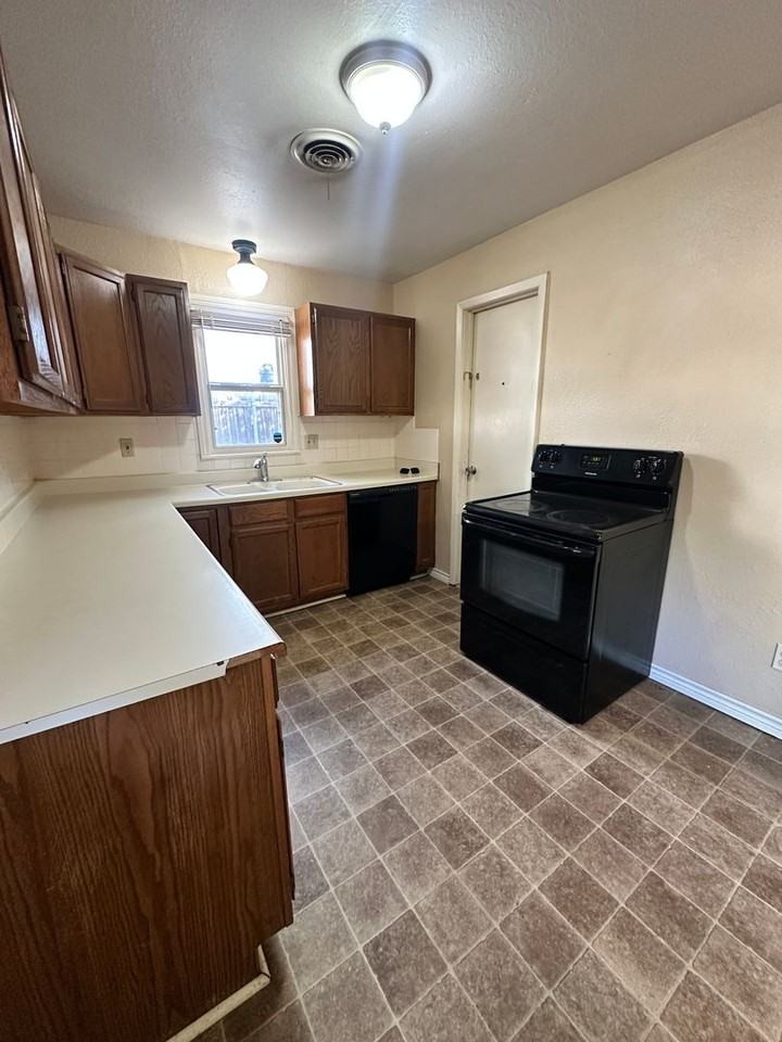 1502 S Milam St - Photo 4 of 13